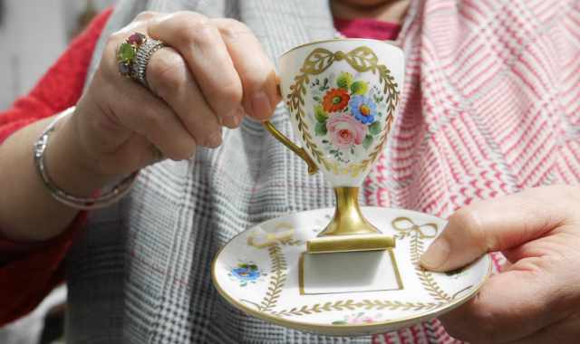 Casamassima, in mostra 2200 preziose tazzine di porcellana: sono il tesoro di Vitina